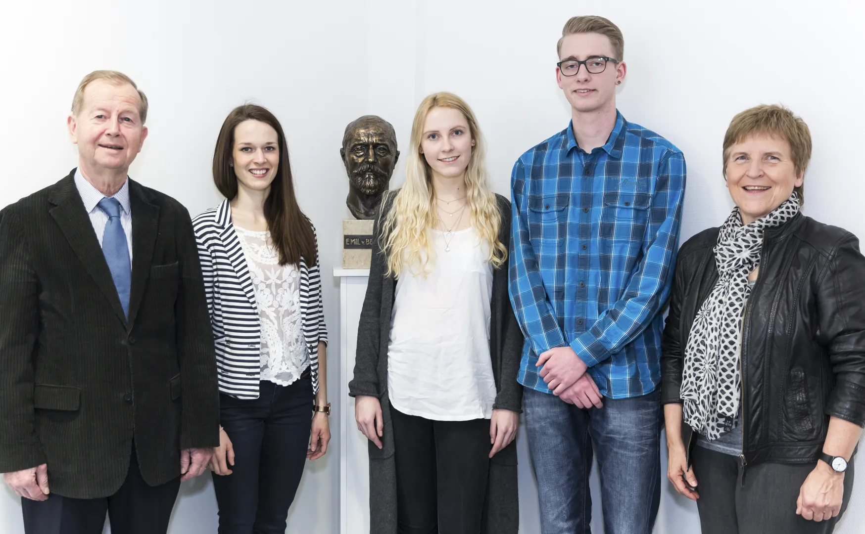 Die jüngsten Stipendiaten im Kreis ihrer Förderer (v. l. n. r.): Stiftungspräsident Friedrich Bohl, Deutschlandstipendiatin Maja Zimmermann, Abiturbestenstipendiaten Anne Brunst und Marcel Schauermann sowie Stiftungsvizepräsidentin Prof. Dr. Birgit Lorenz. Es fehlt im Bild: Jan Otto Heiland. Foto: Christian Stein